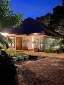 Salón La Casona de El Retiro de San Juan, preparado para eventos campestres en Bogotá